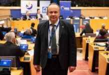 Udeležba Grimsa na spornem dogodku v Bruslju razburila EPP: Vodja EPP Weber oster