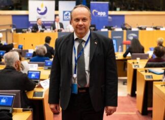 Udeležba Grimsa na spornem dogodku v Bruslju razburila EPP: Vodja EPP Weber oster