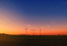 Dramatično reševanje: Slovenec visel z električnih kablov