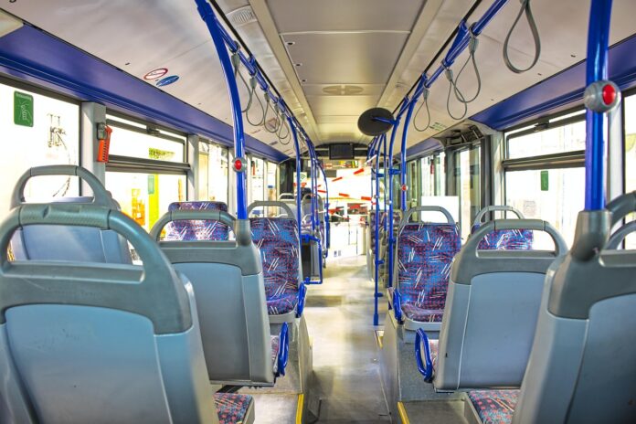 dramaticno-resevanje-v-avstriji-plaz-blata-ujame-avtobus-in-ga-odnese-gasilci-resijo-zivljenja-video-6a43a1b7470fa-1782817207