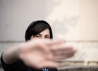 Mlajši tuji državljan osumljen posilstva Slovenke