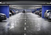 Pijana voznica povzročila kaos na parkirišču trgovskega centra