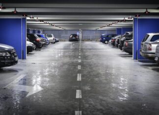 Pijana voznica povzročila kaos na parkirišču trgovskega centra