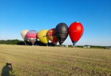 Spektakel balonov nad Soboškim jezerom očara množice #foto