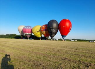 Spektakel balonov nad Soboškim jezerom očara množice #foto