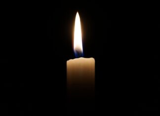 Tragedija na cesti med Kočevjem in Ribnico: V silovitem trčenju umrla 21-letni voznik in 27-letna voznica