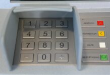 V Bertokih odjeknila eksplozija: Razstreljen bankomat in poškodovan vhod v trgovino