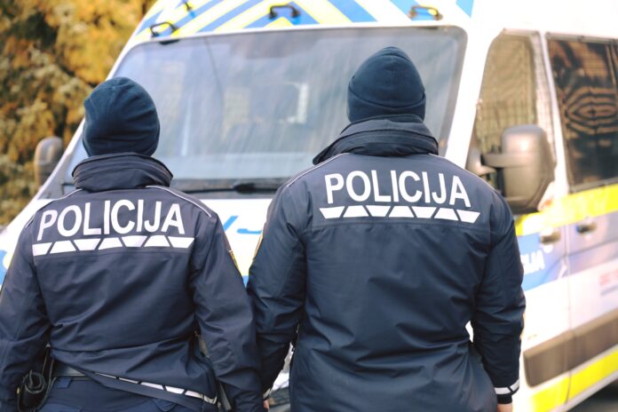 13-hisnih-preiskav-zaradi-suma-davcnih-goljufij-v-visini-15-milijona-evrov-pri-uvozu-vozil-6a47b25a9cffd-1783083610