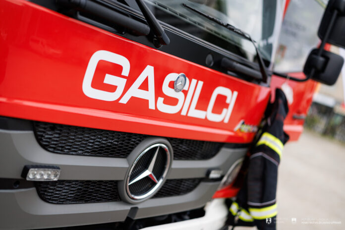 avto-zletel-s-ceste-v-velikih-poljanah-gasilci-resujejo-6a46a744e8494-1783015236