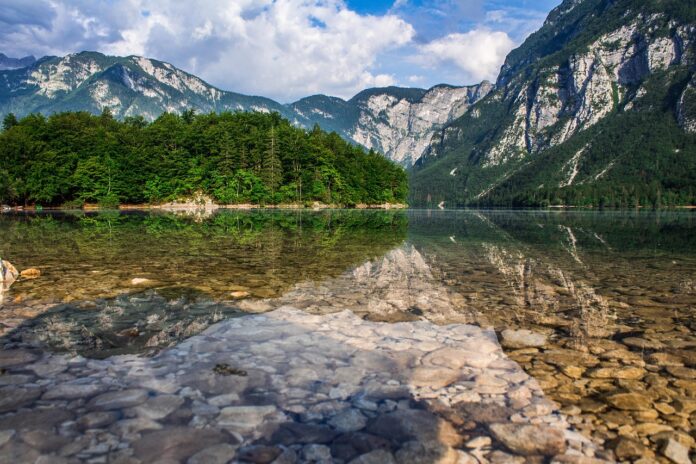 cianobakterije-v-bohinjskem-jezeru-ali-je-kopanje-se-varno-6a4e49dec9a2e-1783515614