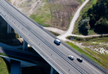 Divja vožnja po avtocesti: Brez vinjete in s 64 km/h prehitro