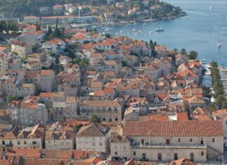 Hrvaški turizem pred izzivom: Več prenočitev, rast cen, a manj prihodkov
