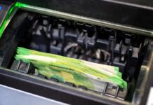 Kako prihraniti pri dvigu gotovine v tujini in ob tem ostati varen