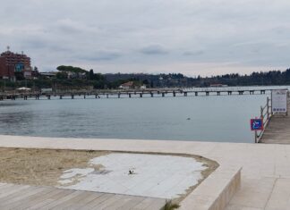 Nevarno glisiranje čolna pri Portorožu razburilo javnost #video