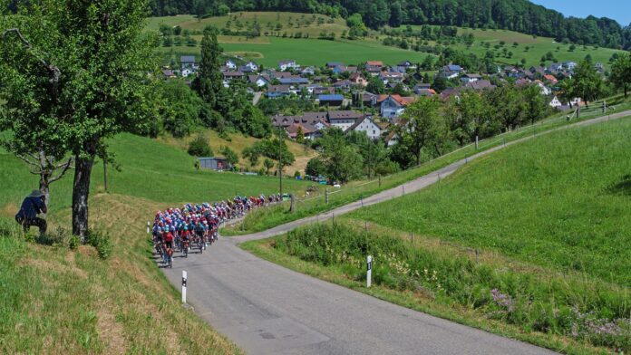 tour-de-france-peklenska-vrocina-prisilila-organizatorje-v-skrajsanje-danasnje-etape-s-nevtralnim-startom-6a537b78b2020-1783855992