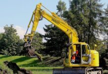 Tragična nesreča v Domžalah: Padec z bagra usoden za delavca