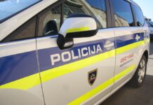 Policija v Kranju išče voznika modrega avtomobila po nesreči s peško