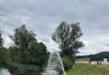 Gasilci herojsko rešujejo jezero Pristava pred ekološko katastrofo