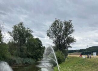 Gasilci herojsko rešujejo jezero Pristava pred ekološko katastrofo
