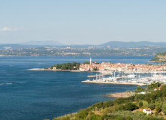 Izola ponovno vabi kopalce: Svetilnik odprt po analizi vode