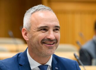 Minister Cigler Kralj obljublja pomoč dolenjskim kmetom v boju s sušo in divjadjo