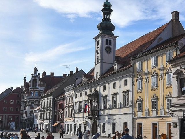 starodobni-avtomobili-osvajajo-maribor-spektakel-za-ljubitelje-video-6a8ac4ae52068-1787479214