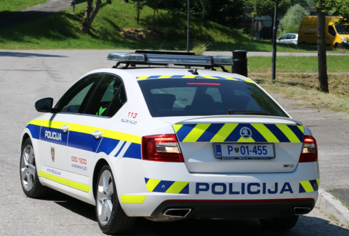 tragedija-v-kranju-grozljivo-odkritje-dveh-trupel-v-avtu-6a6eeafb1e739-1785654011