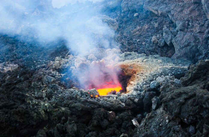 vulkan-etna-prekril-catanio-s-pepelom-letalisce-zaprto-6a7ad68974677-1786435209