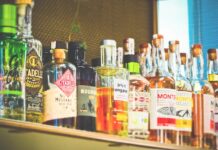 Alkohol še v šolske prostore? NIJZ ostro proti, številke pa kažejo, zakaj Slovenija potrebuje manj in ne več dostopnosti