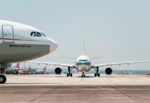 Boeing Amazona zdrsnil s steze, prečkal cesto in trčil v vozila: Pet ljudi ni preživelo