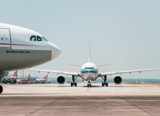 Boeing Amazona zdrsnil s steze, prečkal cesto in trčil v vozila: Pet ljudi ni preživelo