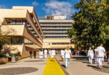 V UKC Ljubljana primanjkuje kadra, zaposleni pa za prihod v službo plačujejo tudi 180 evrov na mesec