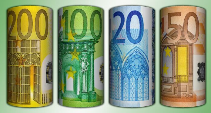 kot-v-mafijskem-filmu-razbijali-stene-in-nasli-32-milijona-evrov-rolexe-in-orozje-6ab55714e1c96-1790269204