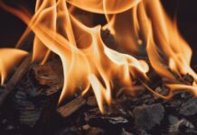 Ogenj pod stanovanjskim blokom na Viču: Obtožena trdi, da je šlo za cigaretni ogorek