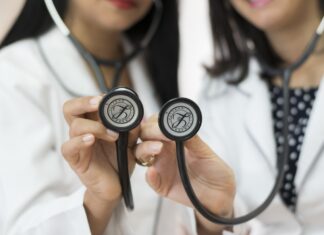 Starši v Šiški ostali brez pediatrinje: Otroci težko do zdravnika, na seznamih pa še vedno odrasli