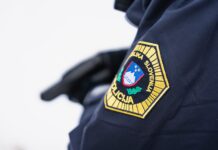 Dvojec na e-skiroju seje strah po Ljubljani: Ženskam med vožnjo in hojo trgata torbice