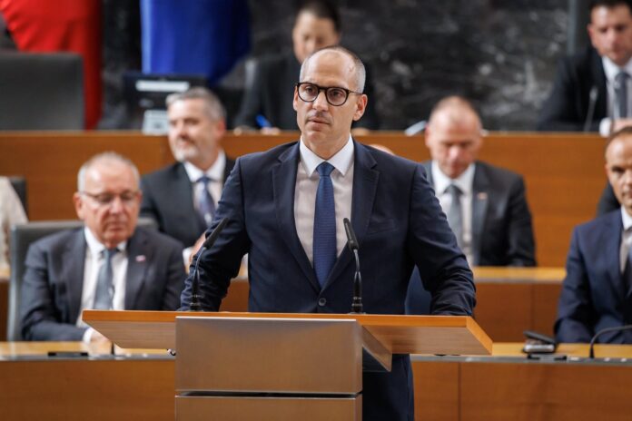 alkohol-ponoci-kajenje-v-zaprtih-prostorih-osnutek-novega-zakona-odpira-vprasanja-svoboda-govori-o-politicnih-botrih-6ac7affa22674-1791471610