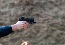 Grozljivka na osnovni šoli v ZDA: Umrli trije otroci in učitelj, napadalec star komaj 16 let #foto