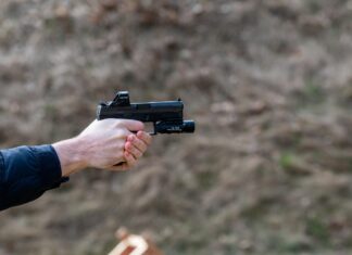Grozljivka na osnovni šoli v ZDA: Umrli trije otroci in učitelj, napadalec star komaj 16 let #foto