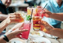 Natakarica mu ni hotela postreči alkohola, nato je pred lokalom počilo: Posredovati so morali policisti