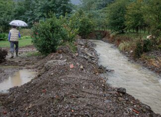 Nevarnost zemeljskih plazov tudi na Goriškem: Občina opozarja na znake, ki jih prebivalci ne smejo prezreti #foto