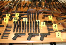 Pri 67-letniku odkrili pravi arzenal: 149 kosov orožja, ročne bombe, eksploziv in več kot 42 tisoč evrov