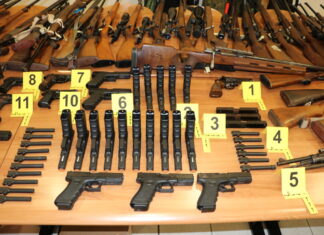 Pri 67-letniku odkrili pravi arzenal: 149 kosov orožja, ročne bombe, eksploziv in več kot 42 tisoč evrov