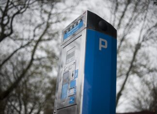 Starši opozarjajo na pomanjkanje parkirišč in varnost otrok v mestnem jedru
