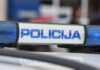 Tragična nesreča na Dolenjskem: Avtomobil trčil v drevo in pristal na strehi, voznik umrl