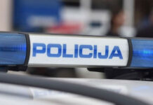 Tragična nesreča na Dolenjskem: Avtomobil trčil v drevo in pristal na strehi, voznik umrl